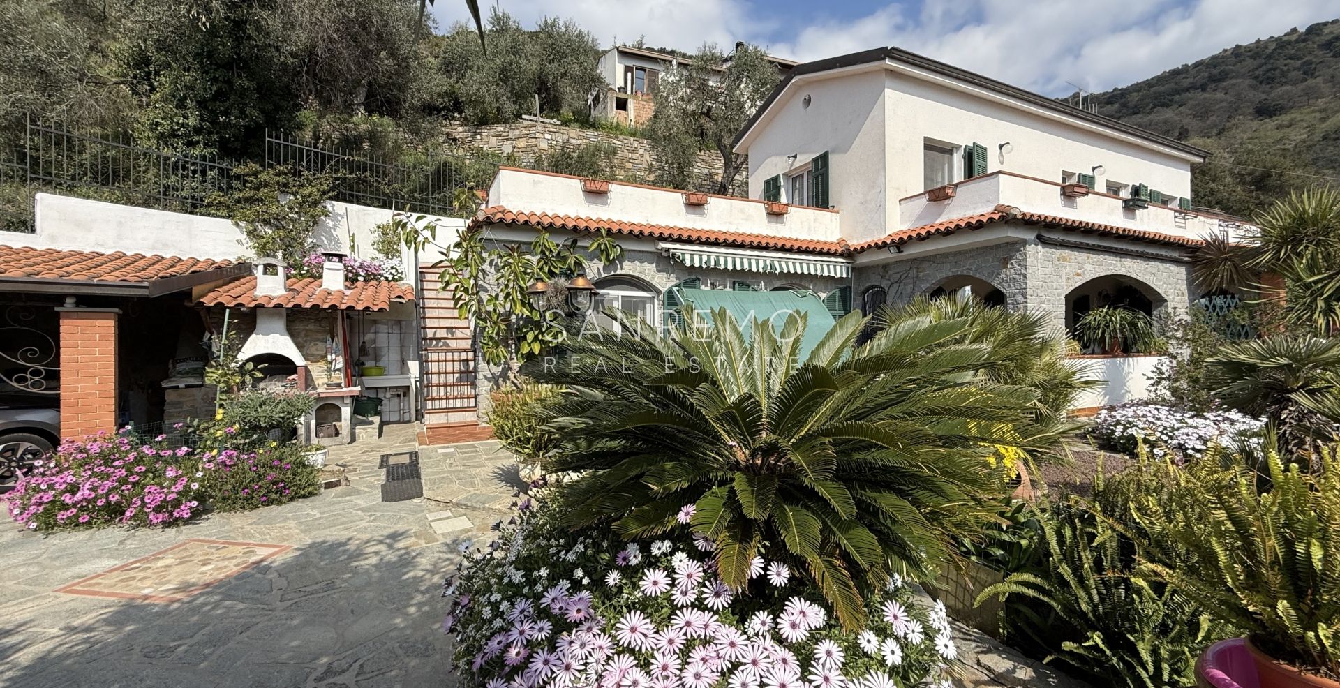 Villa di ampia superficie con piena vista mare