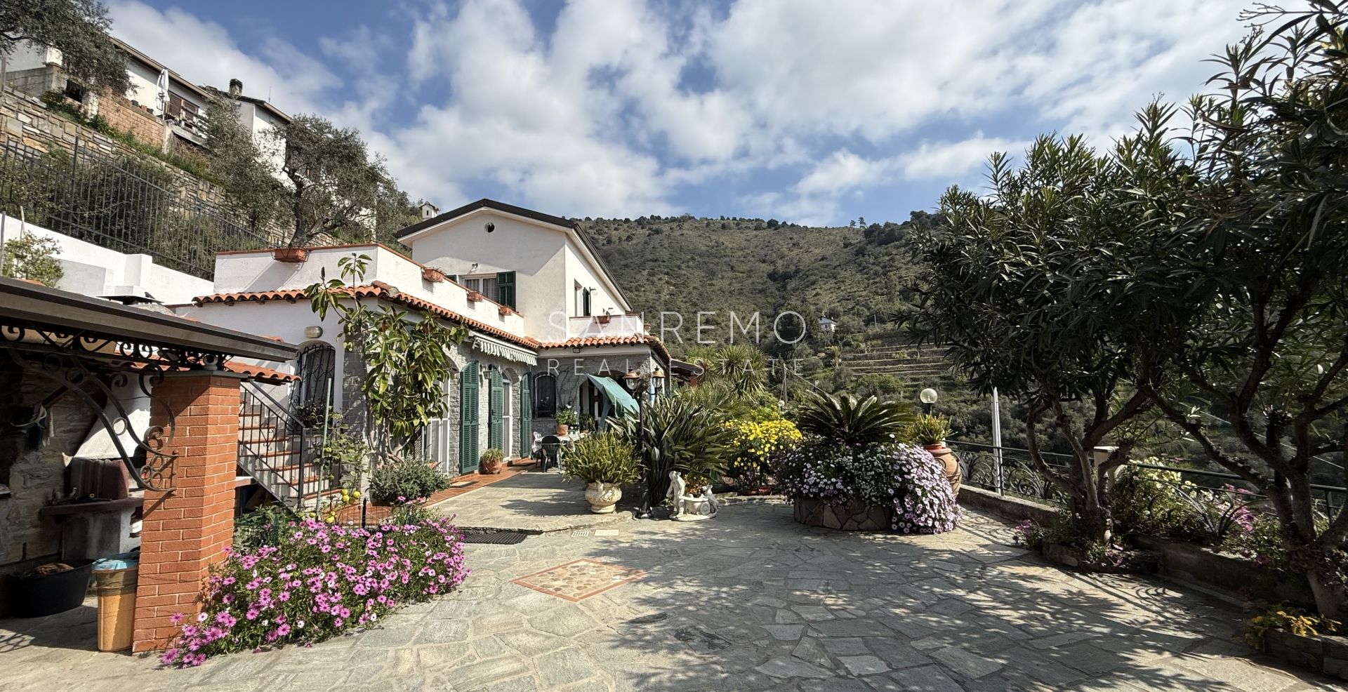 Villa di ampia superficie con piena vista mare