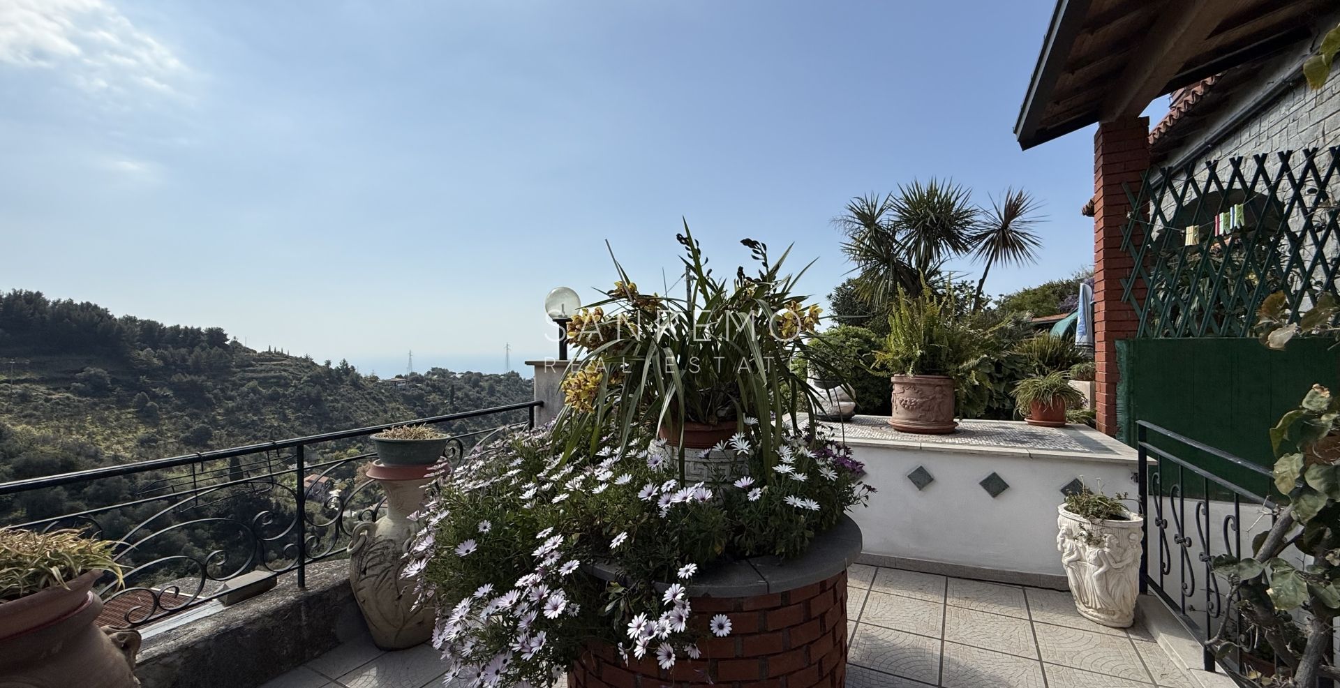 Villa di ampia superficie con piena vista mare