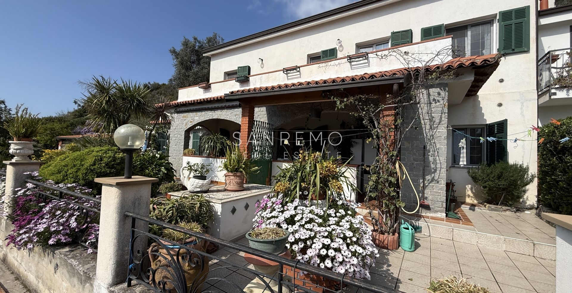 Villa di ampia superficie con piena vista mare