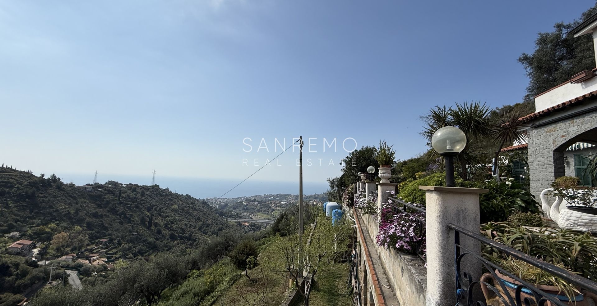 Villa di ampia superficie con piena vista mare
