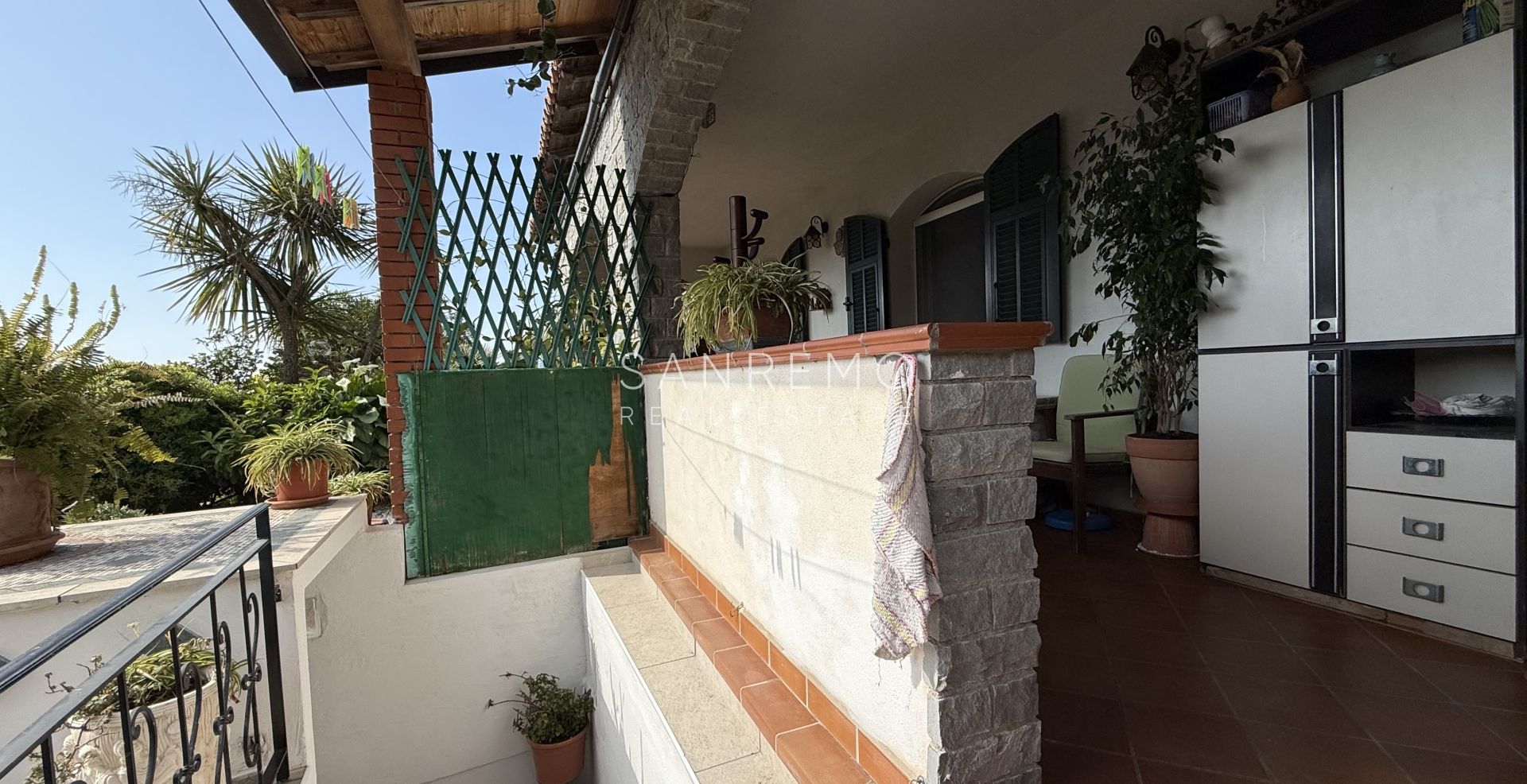 Villa di ampia superficie con piena vista mare