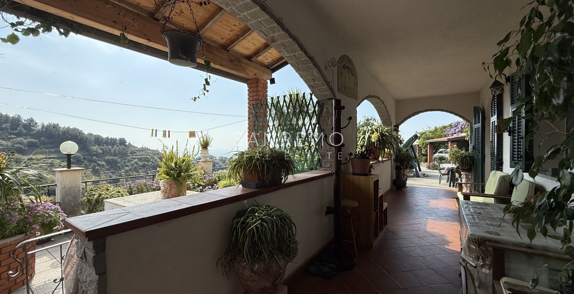 Villa di ampia superficie con piena vista mare
