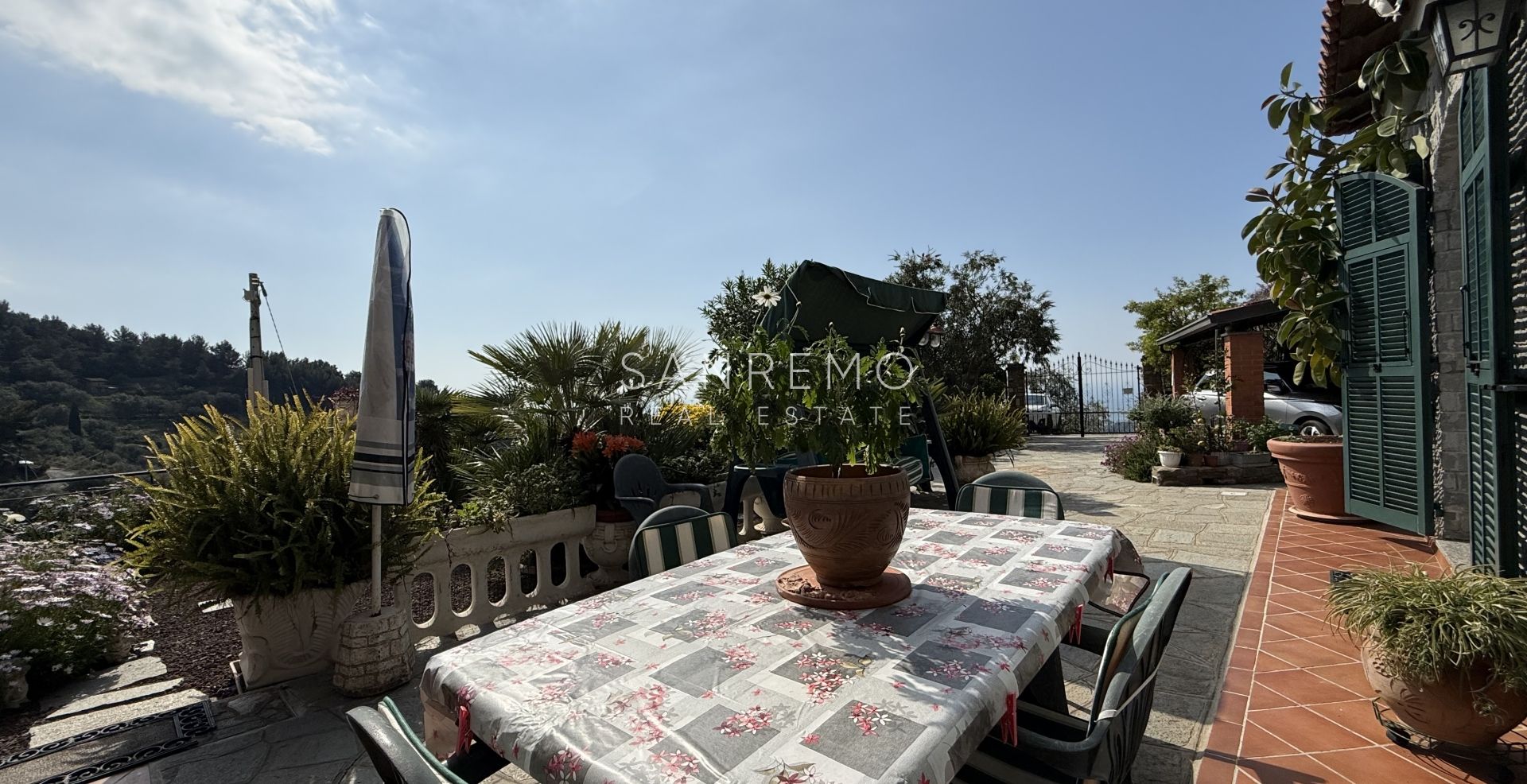 Villa di ampia superficie con piena vista mare