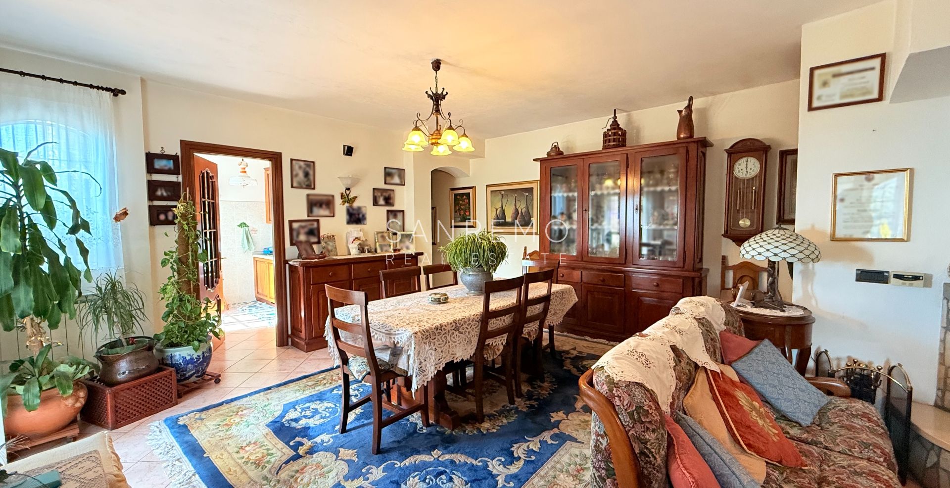 Villa di ampia superficie con piena vista mare