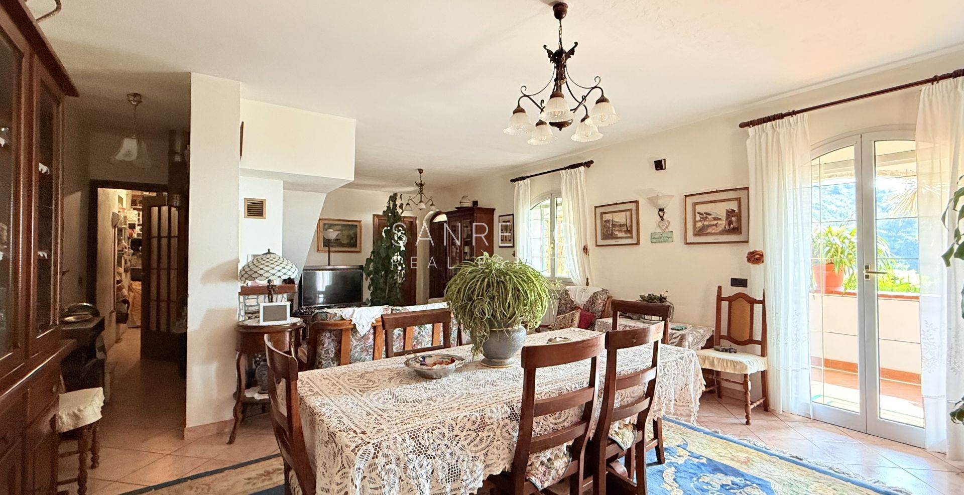 Villa di ampia superficie con piena vista mare