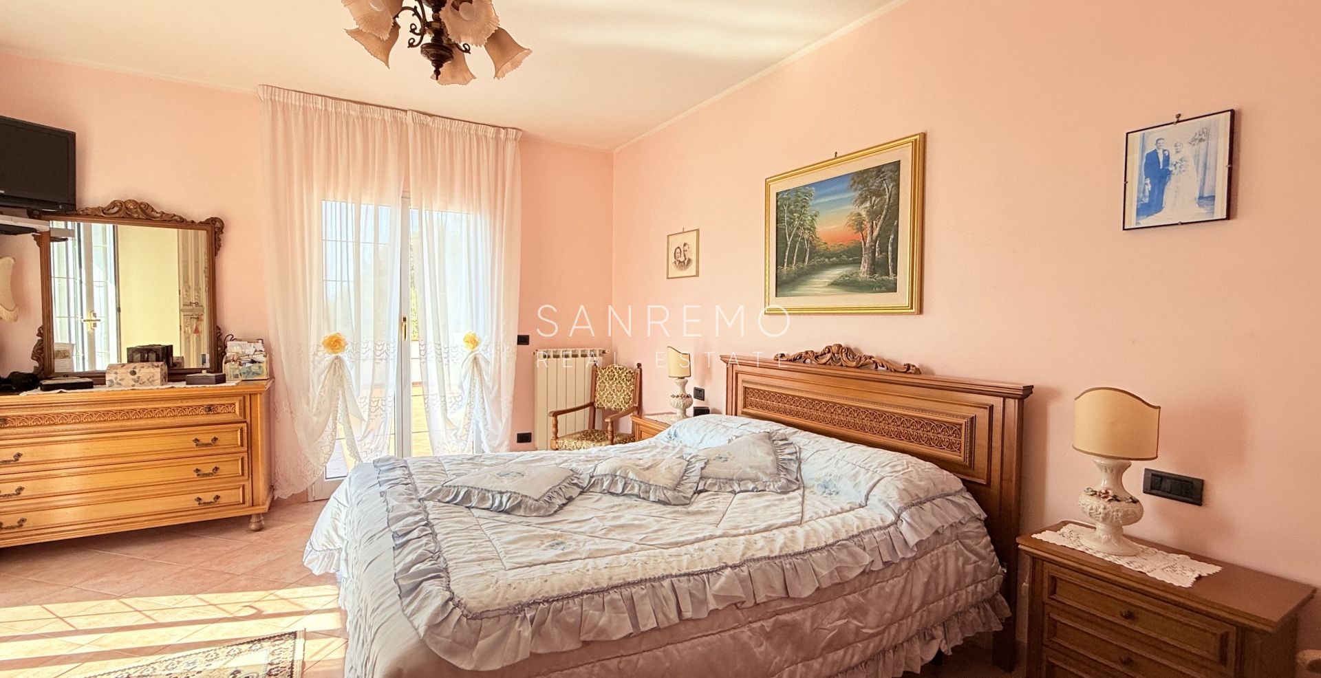 Villa di ampia superficie con piena vista mare