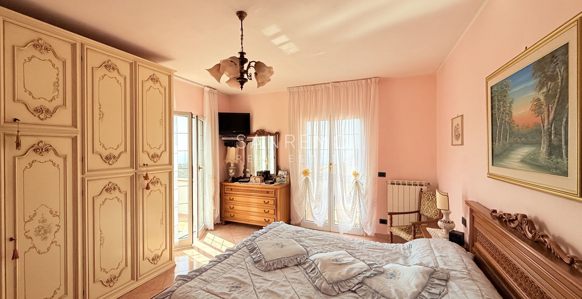 Villa di ampia superficie con piena vista mare
