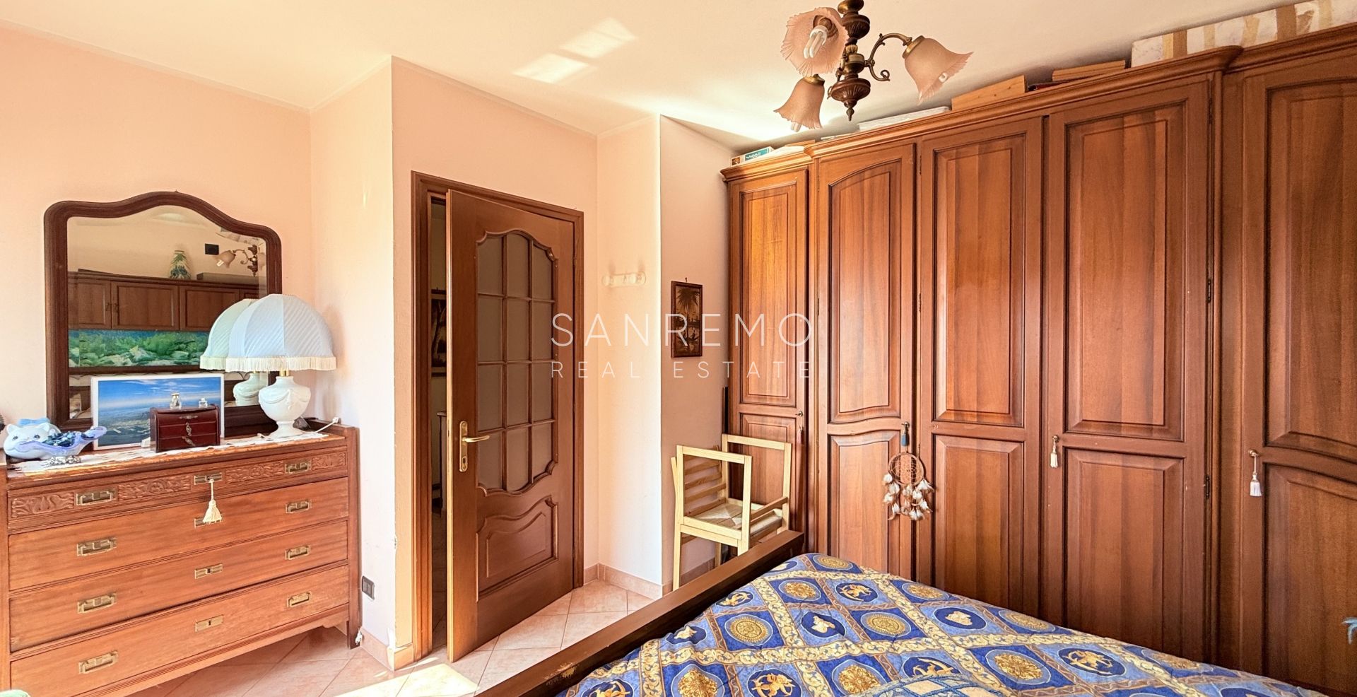 Villa di ampia superficie con piena vista mare