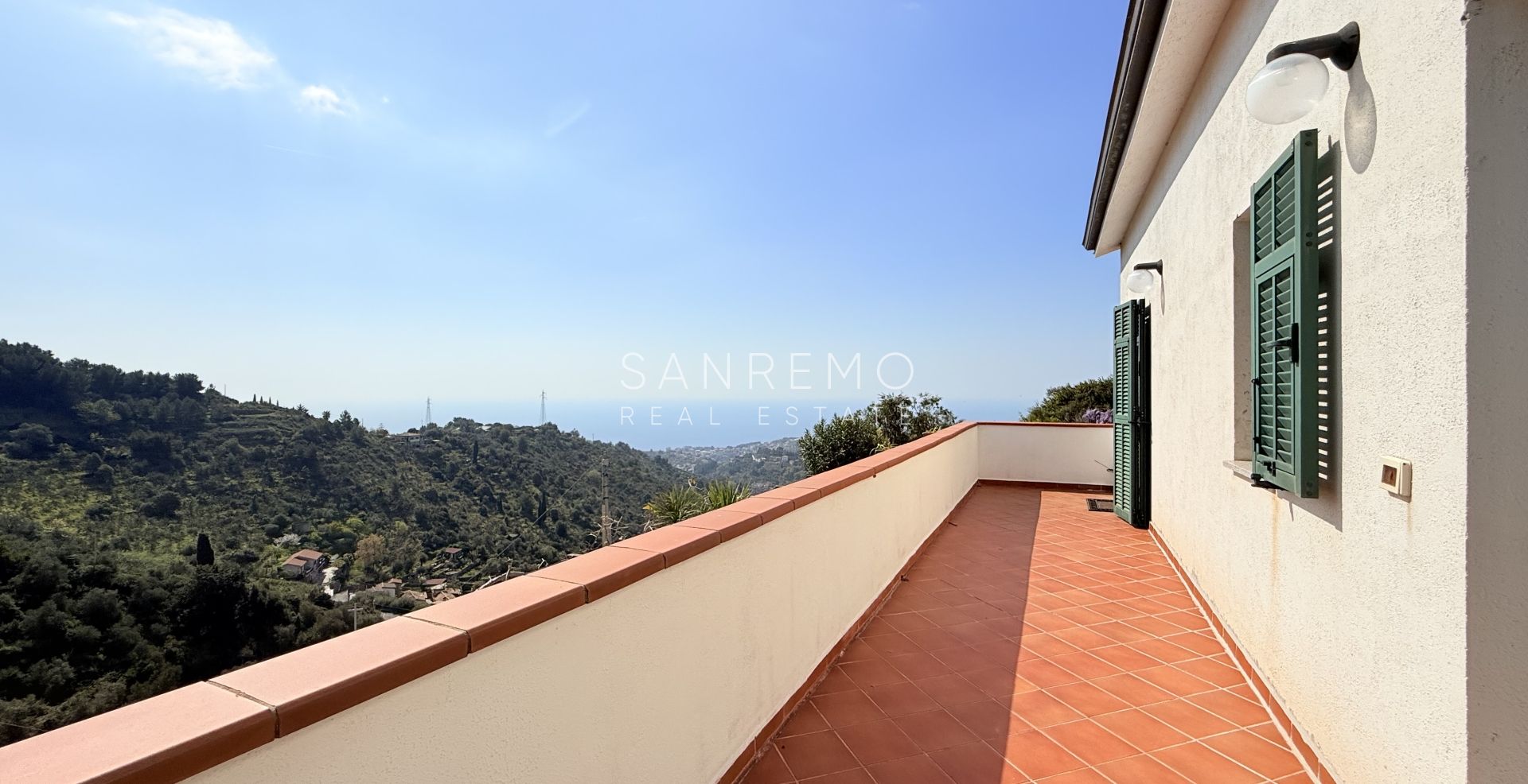 Villa di ampia superficie con piena vista mare