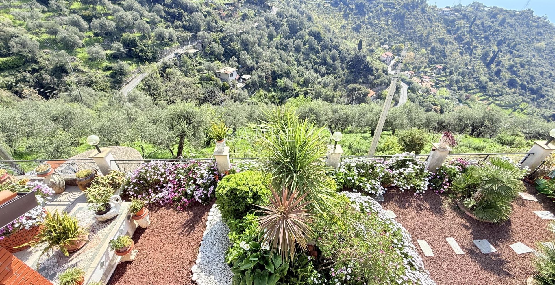 Villa di ampia superficie con piena vista mare