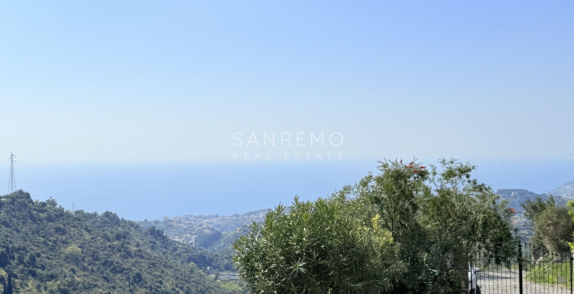 Villa di ampia superficie con piena vista mare