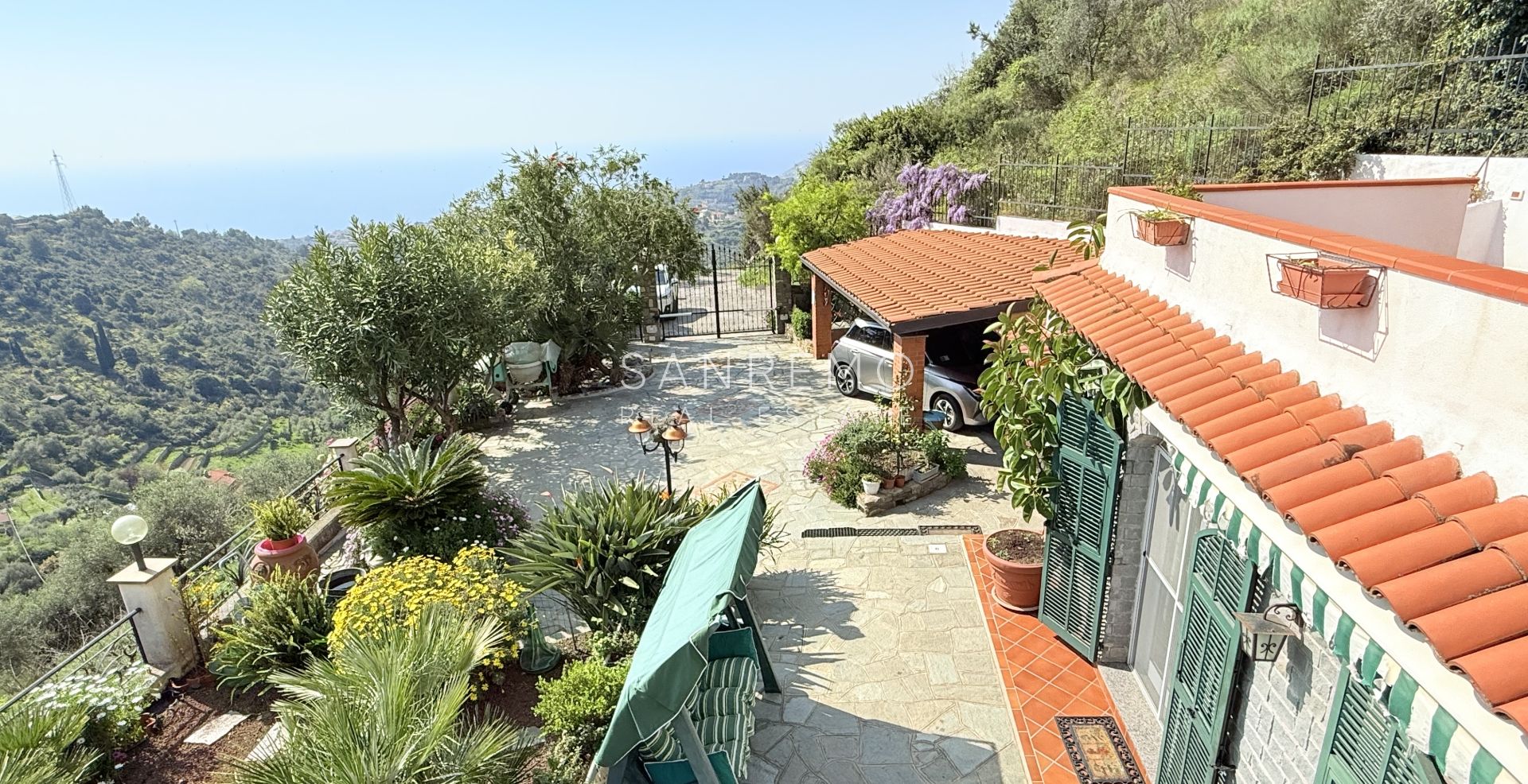 Villa di ampia superficie con piena vista mare