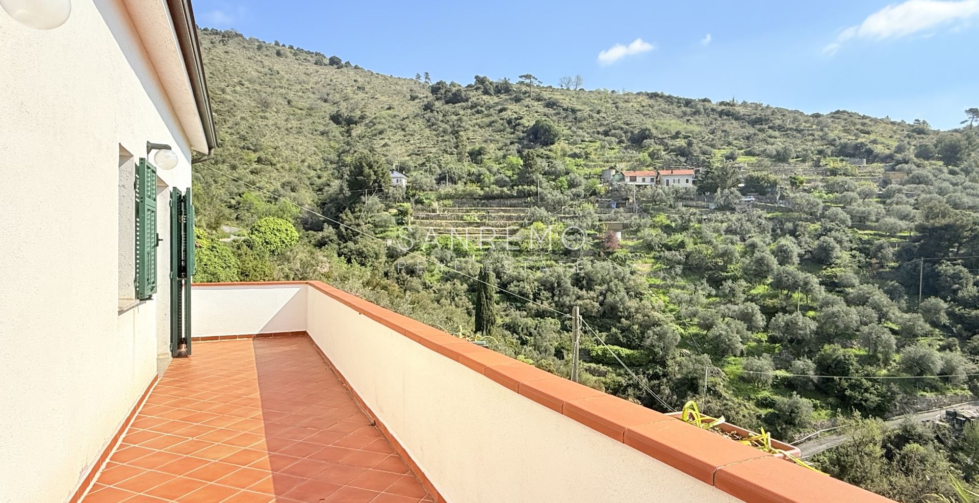 Villa di ampia superficie con piena vista mare