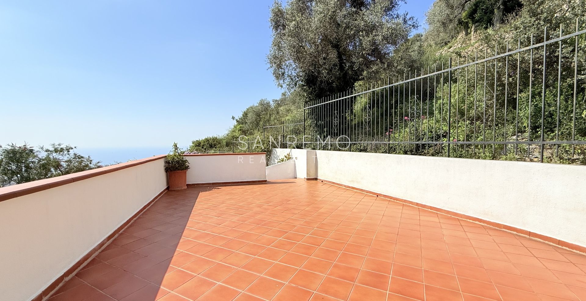 Villa di ampia superficie con piena vista mare