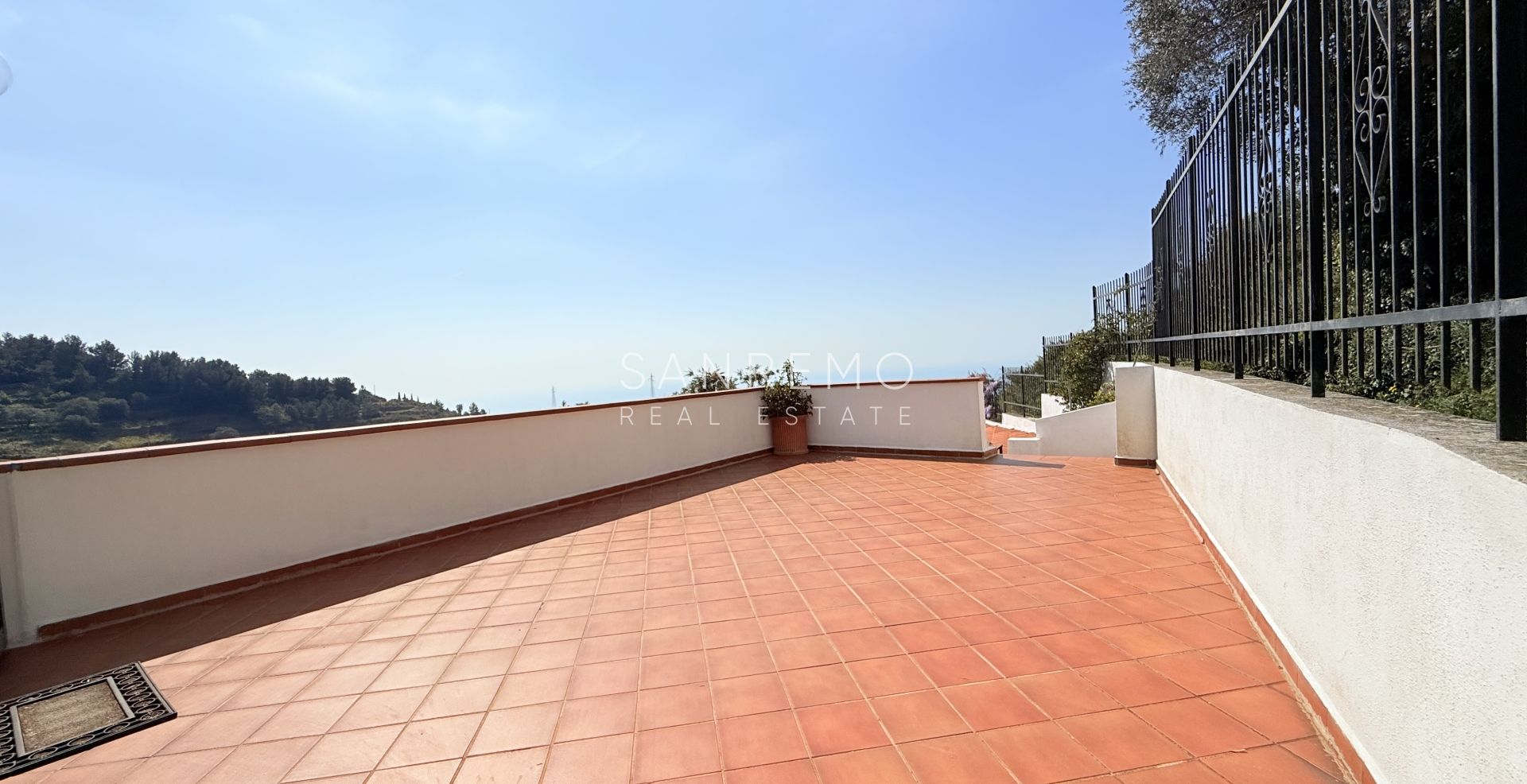 Villa di ampia superficie con piena vista mare