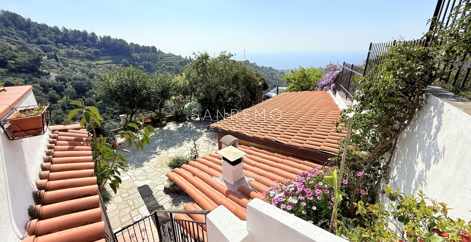 Villa di ampia superficie con piena vista mare