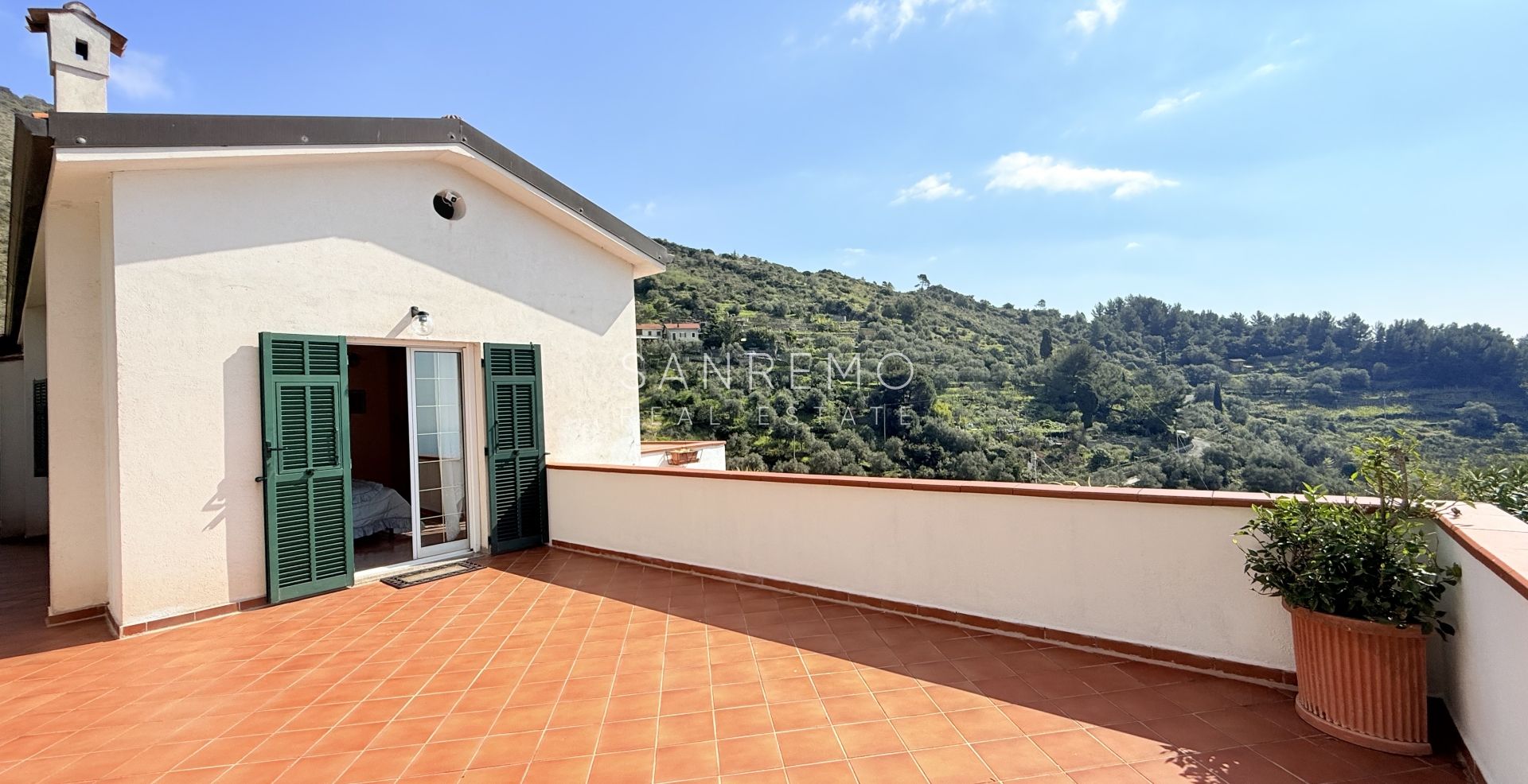 Villa di ampia superficie con piena vista mare