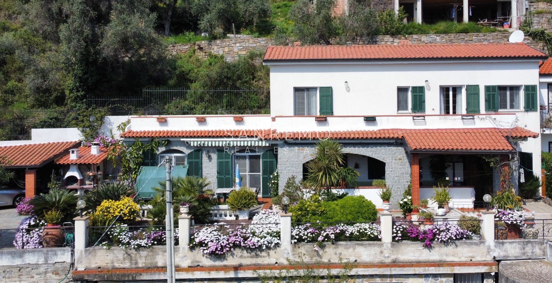 Villa di ampia superficie con piena vista mare