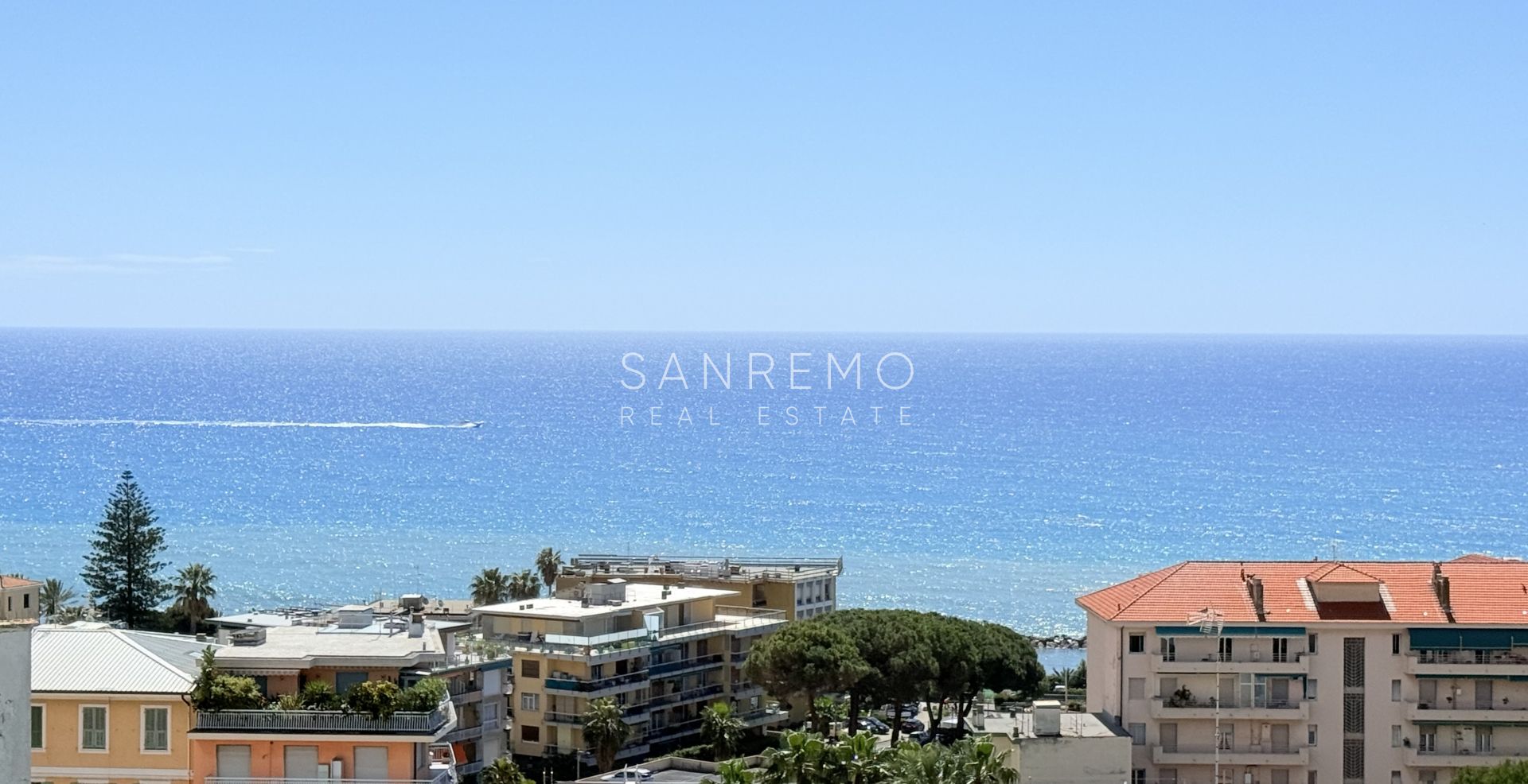 Spazioso appartamento con vista mare in pianeggiante ed elegante condominio con portineria