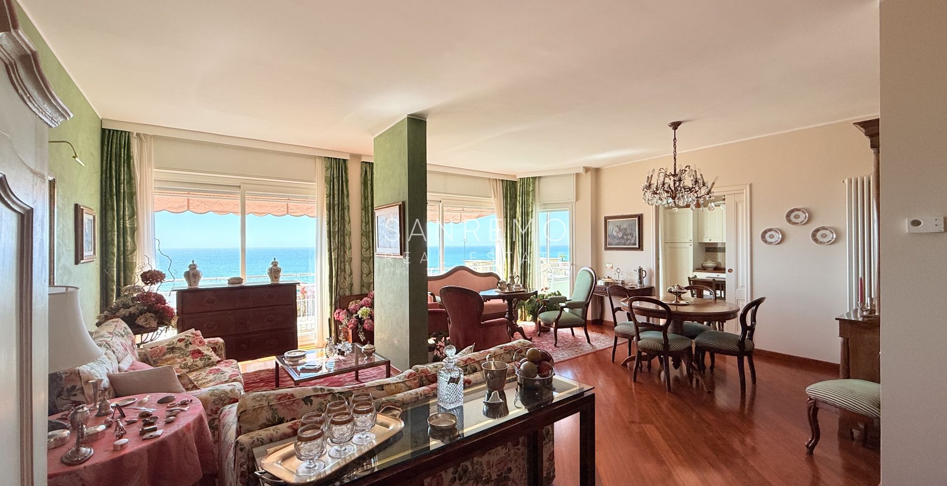 Spazioso appartamento con vista mare in pianeggiante ed elegante condominio con portineria