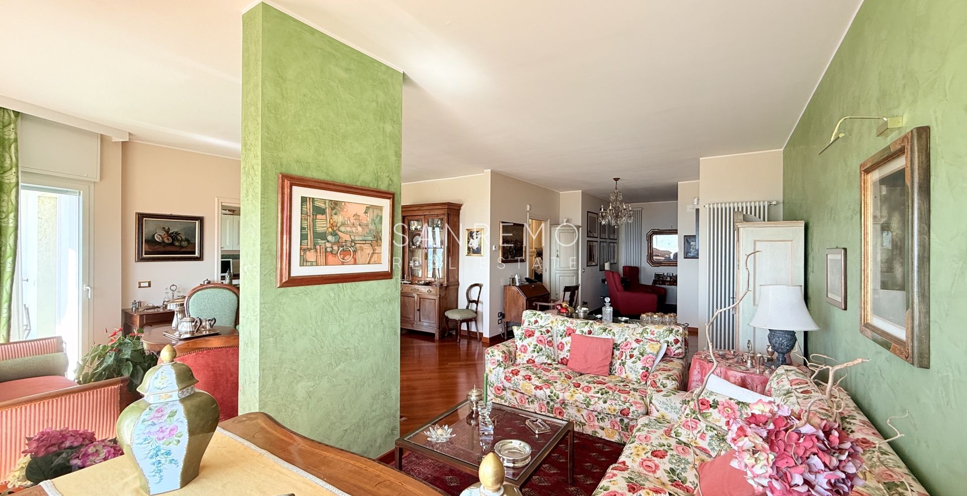 Spazioso appartamento con vista mare in pianeggiante ed elegante condominio con portineria