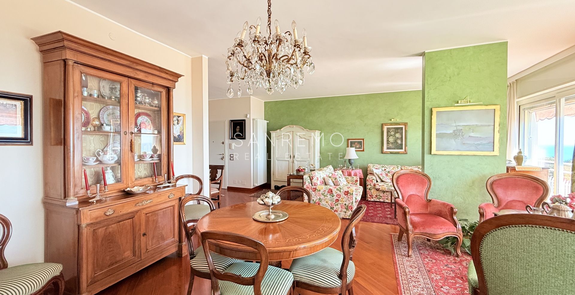 Spazioso appartamento con vista mare in pianeggiante ed elegante condominio con portineria