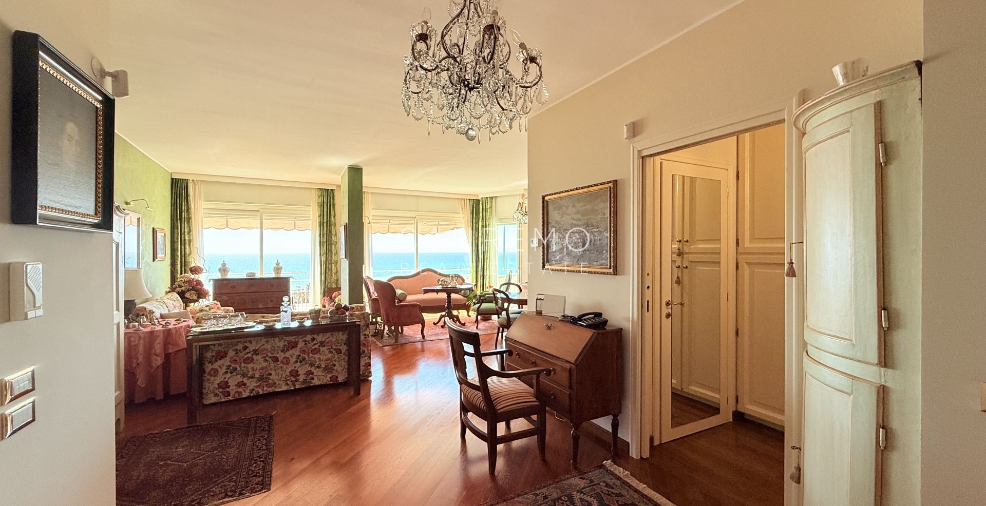 Spazioso appartamento con vista mare in pianeggiante ed elegante condominio con portineria