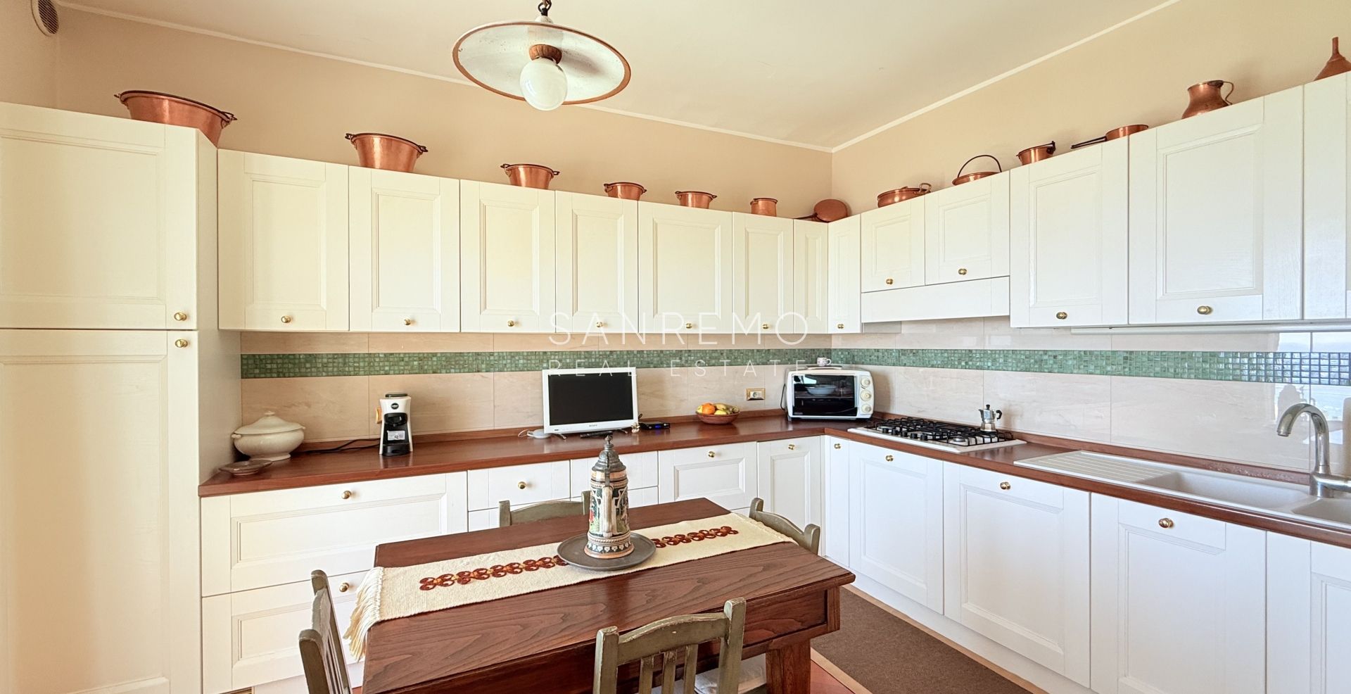 Spazioso appartamento con vista mare in pianeggiante ed elegante condominio con portineria