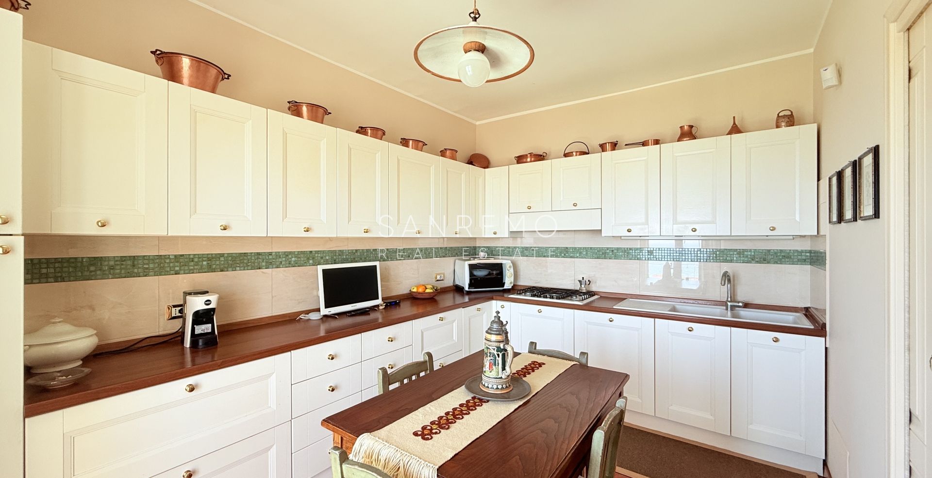 Spazioso appartamento con vista mare in pianeggiante ed elegante condominio con portineria