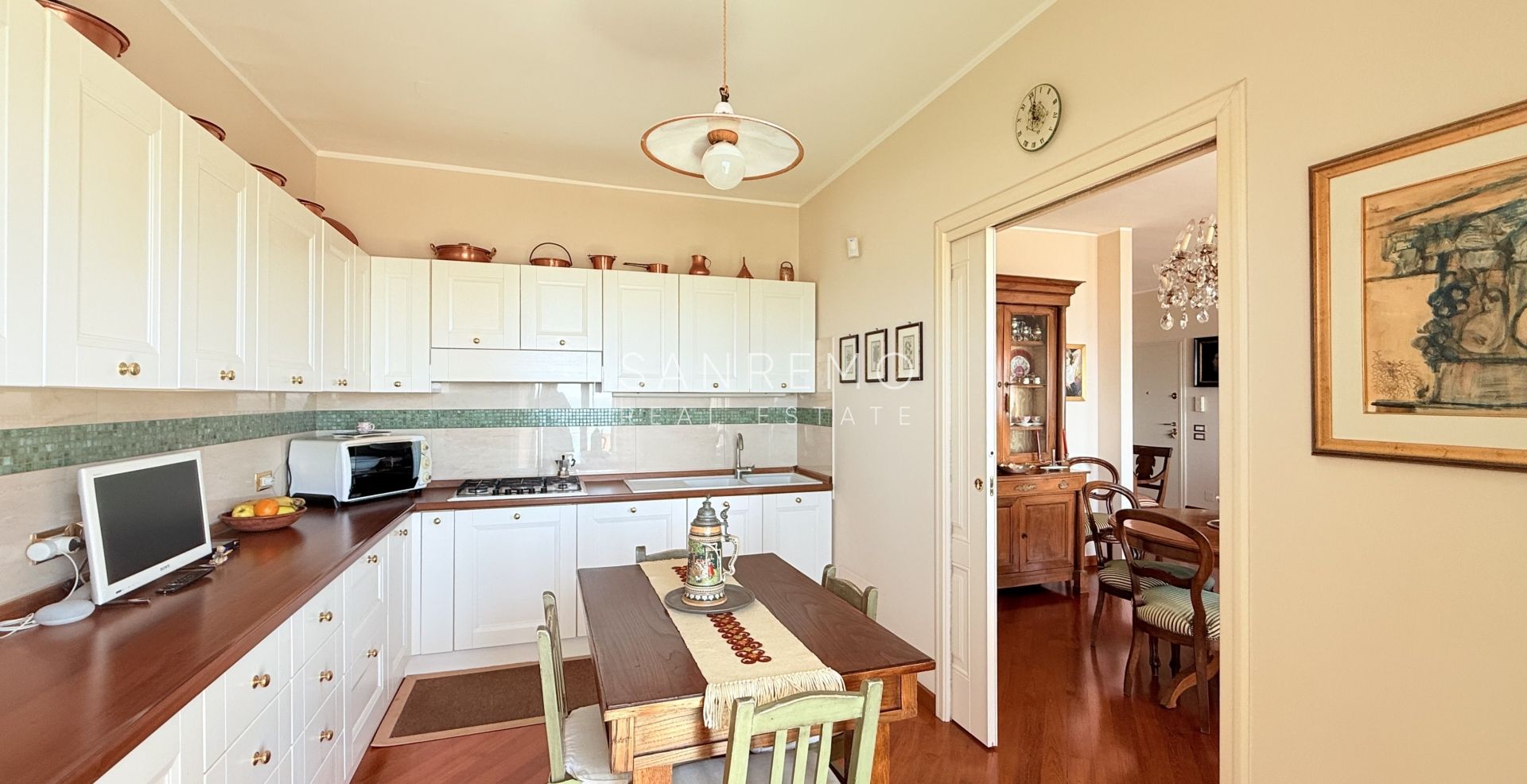 Spazioso appartamento con vista mare in pianeggiante ed elegante condominio con portineria