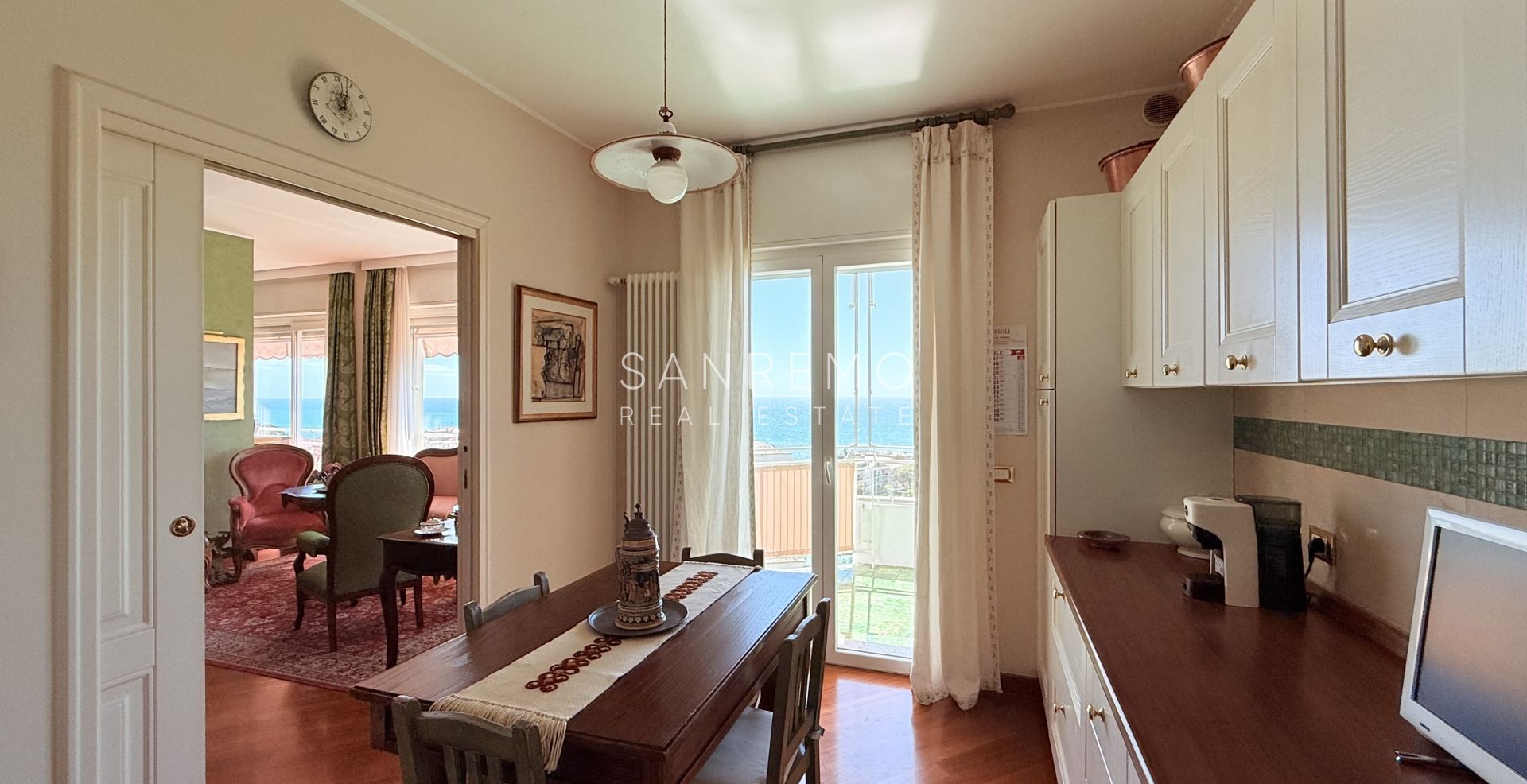 Spazioso appartamento con vista mare in pianeggiante ed elegante condominio con portineria