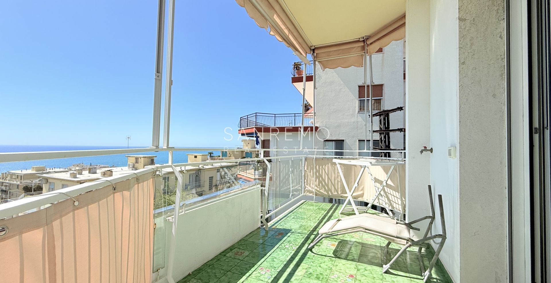 Spazioso appartamento con vista mare in pianeggiante ed elegante condominio con portineria