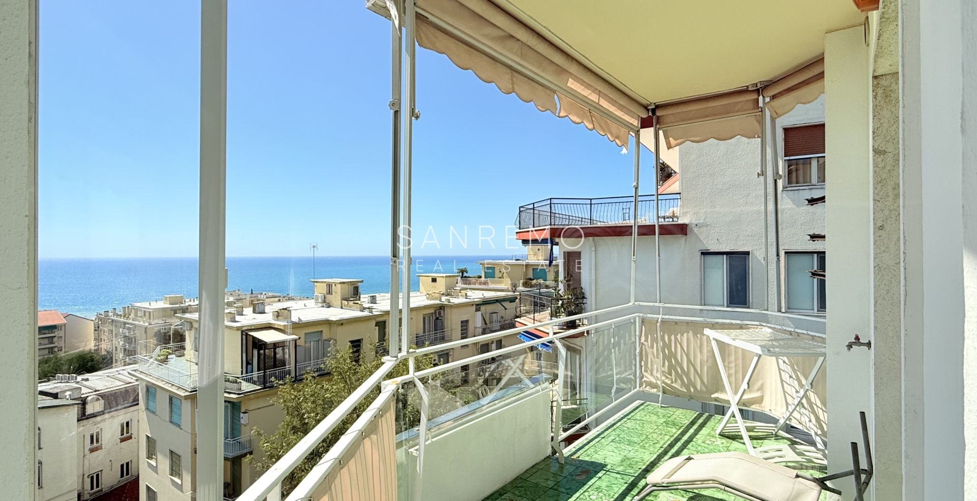 Spazioso appartamento con vista mare in pianeggiante ed elegante condominio con portineria
