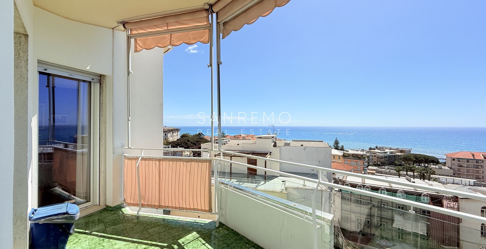 Spazioso appartamento con vista mare in pianeggiante ed elegante condominio con portineria