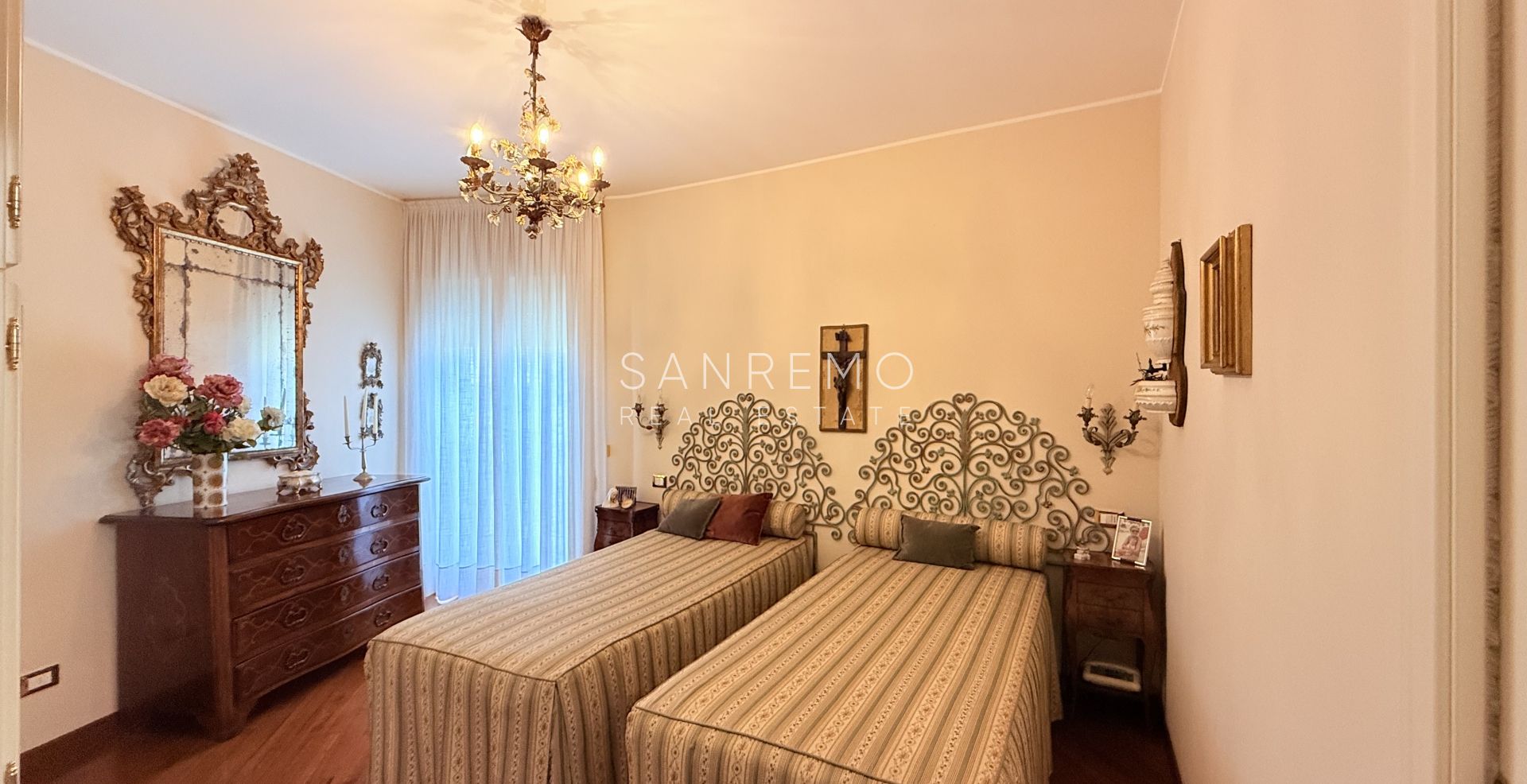 Spazioso appartamento con vista mare in pianeggiante ed elegante condominio con portineria