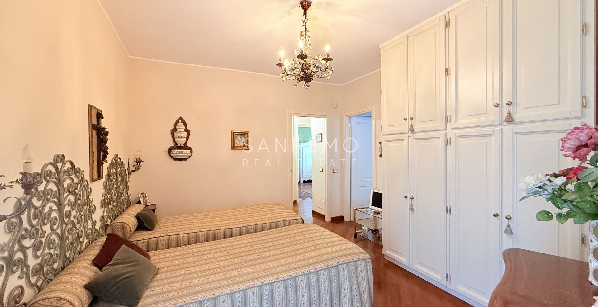 Spazioso appartamento con vista mare in pianeggiante ed elegante condominio con portineria