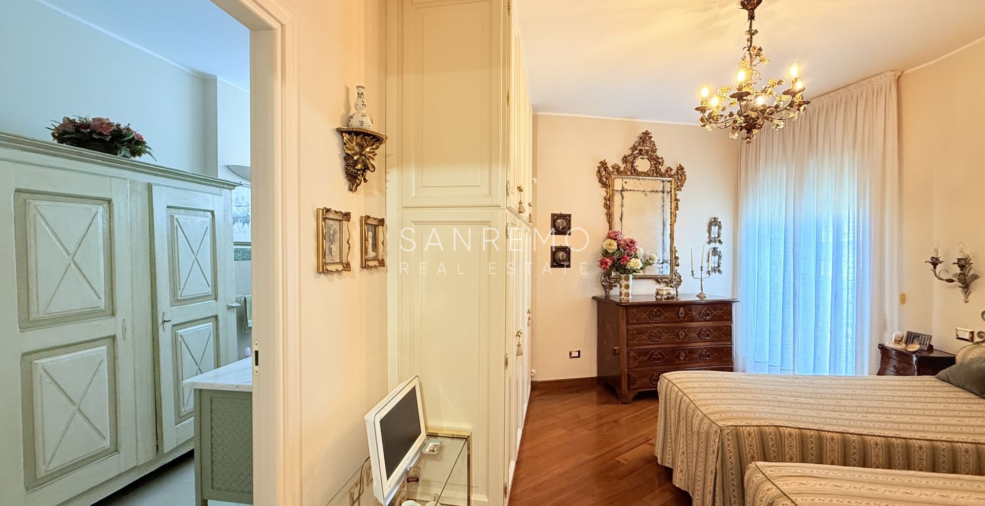 Spazioso appartamento con vista mare in pianeggiante ed elegante condominio con portineria