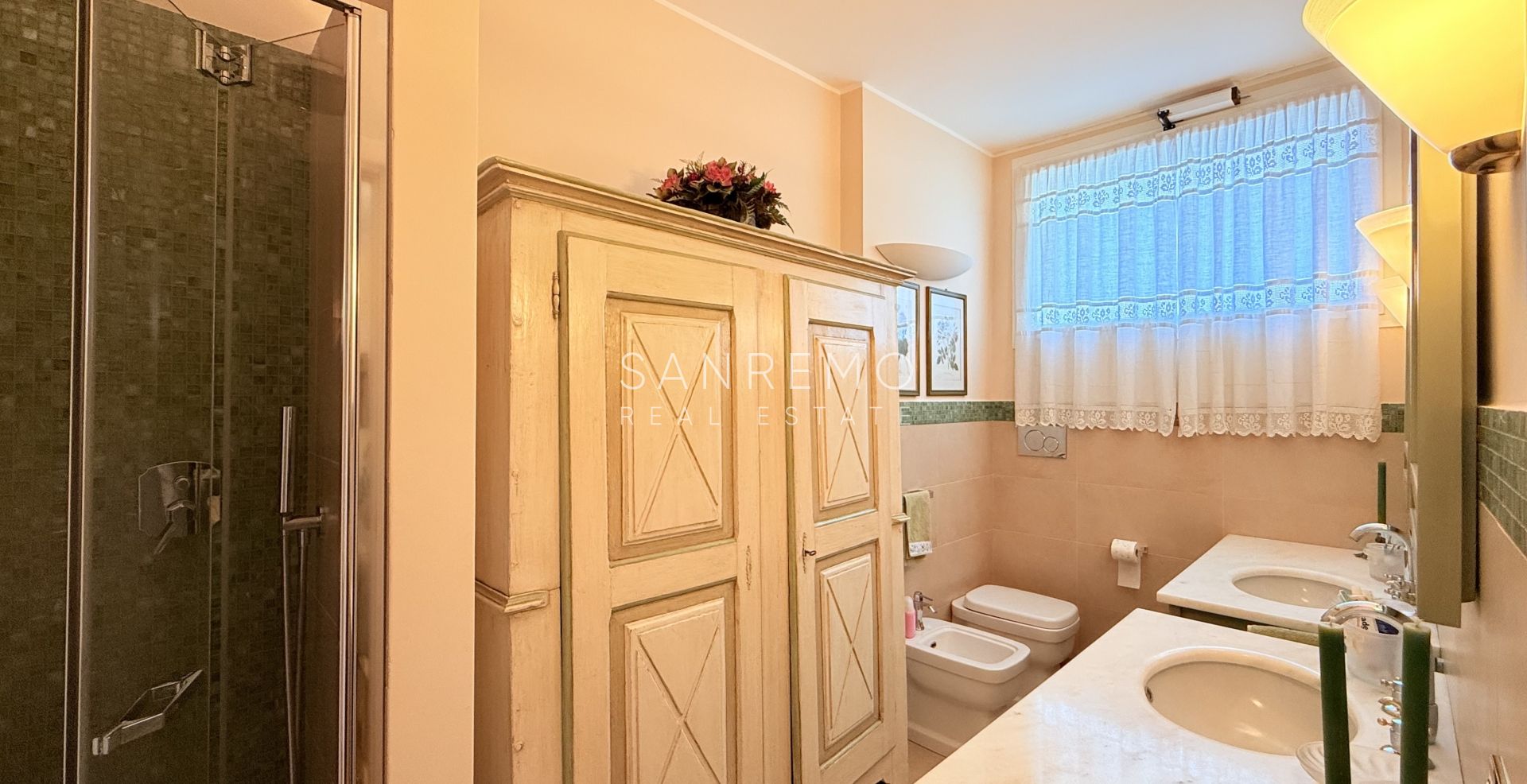 Spazioso appartamento con vista mare in pianeggiante ed elegante condominio con portineria