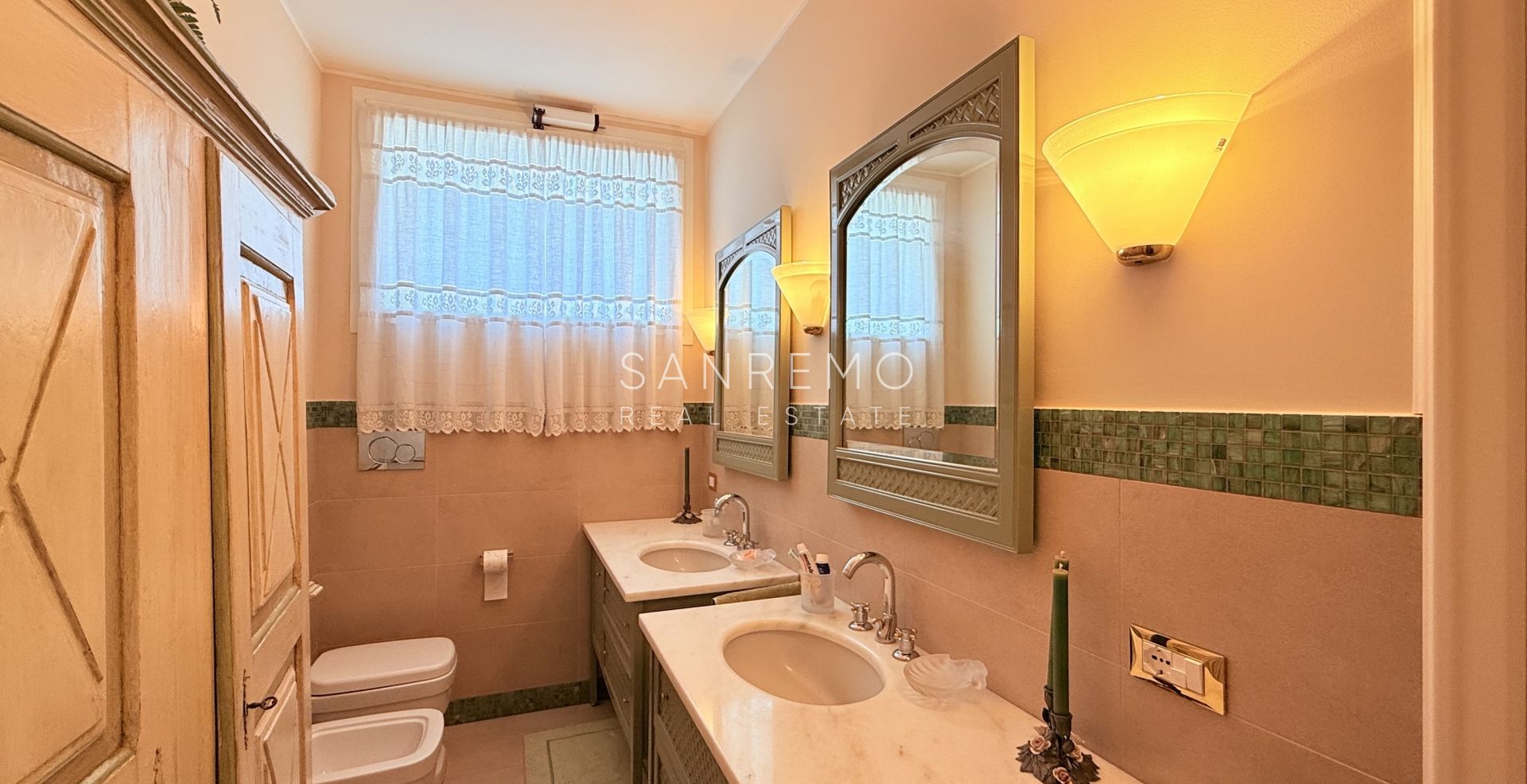 Spazioso appartamento con vista mare in pianeggiante ed elegante condominio con portineria