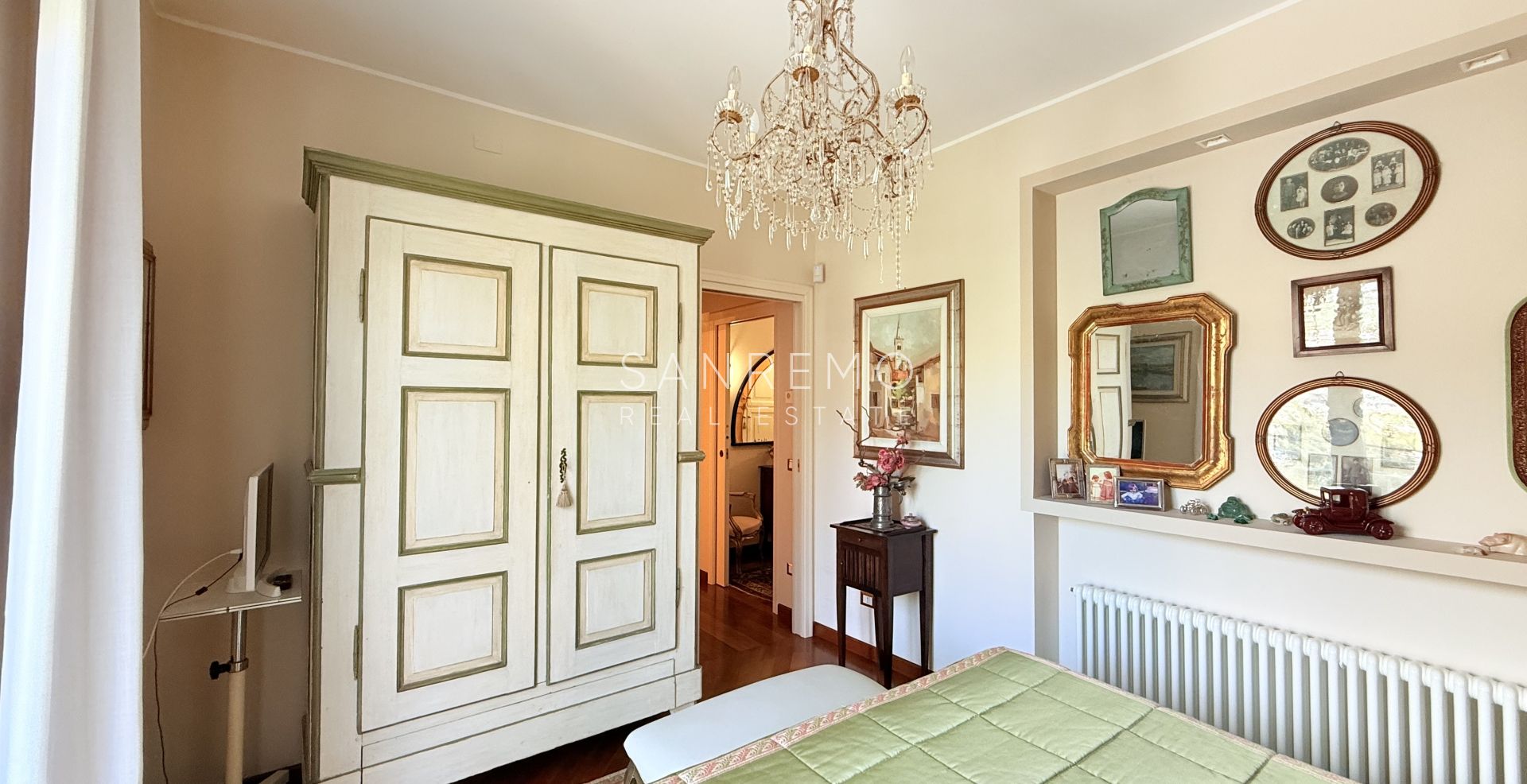 Spazioso appartamento con vista mare in pianeggiante ed elegante condominio con portineria