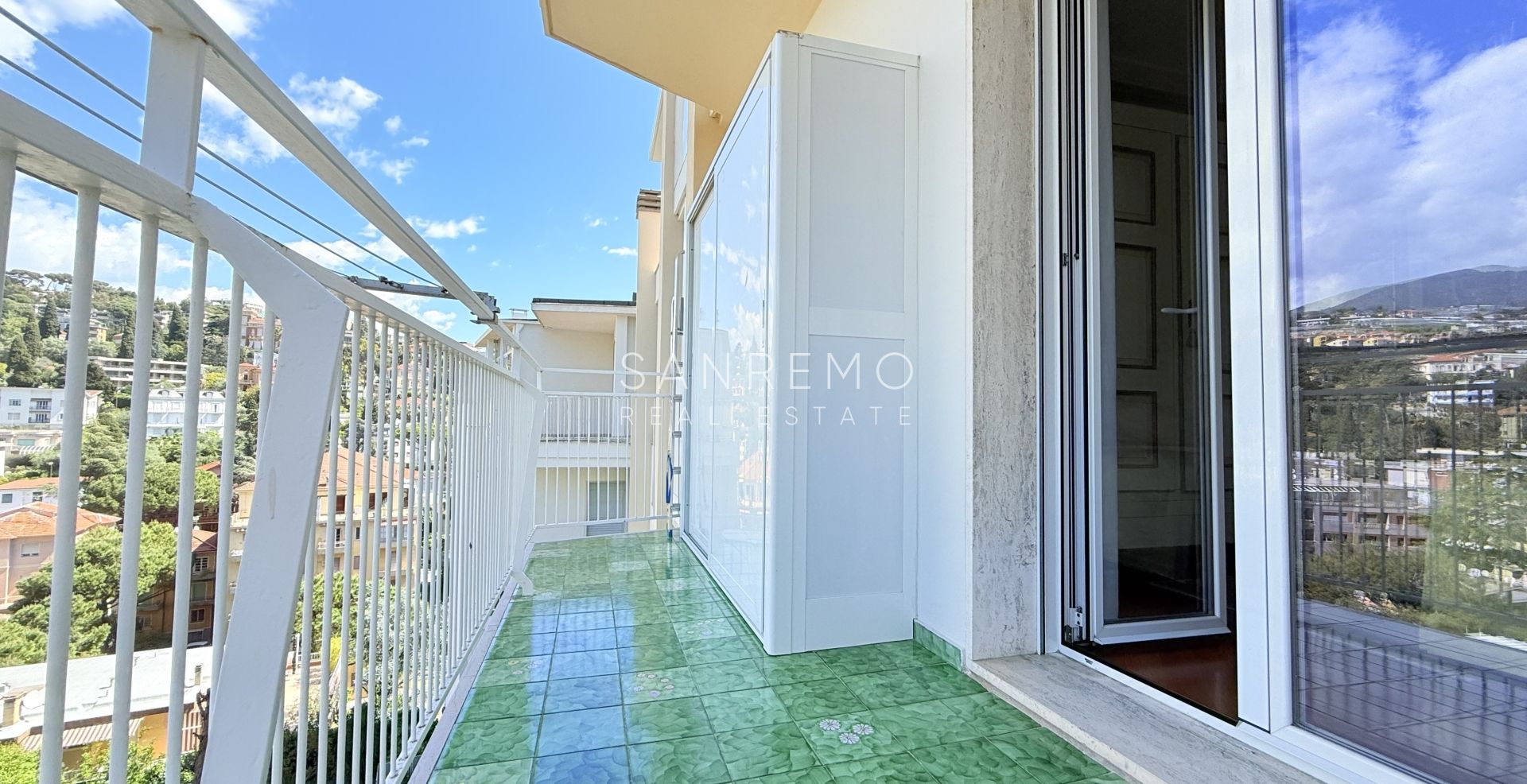 Spazioso appartamento con vista mare in pianeggiante ed elegante condominio con portineria
