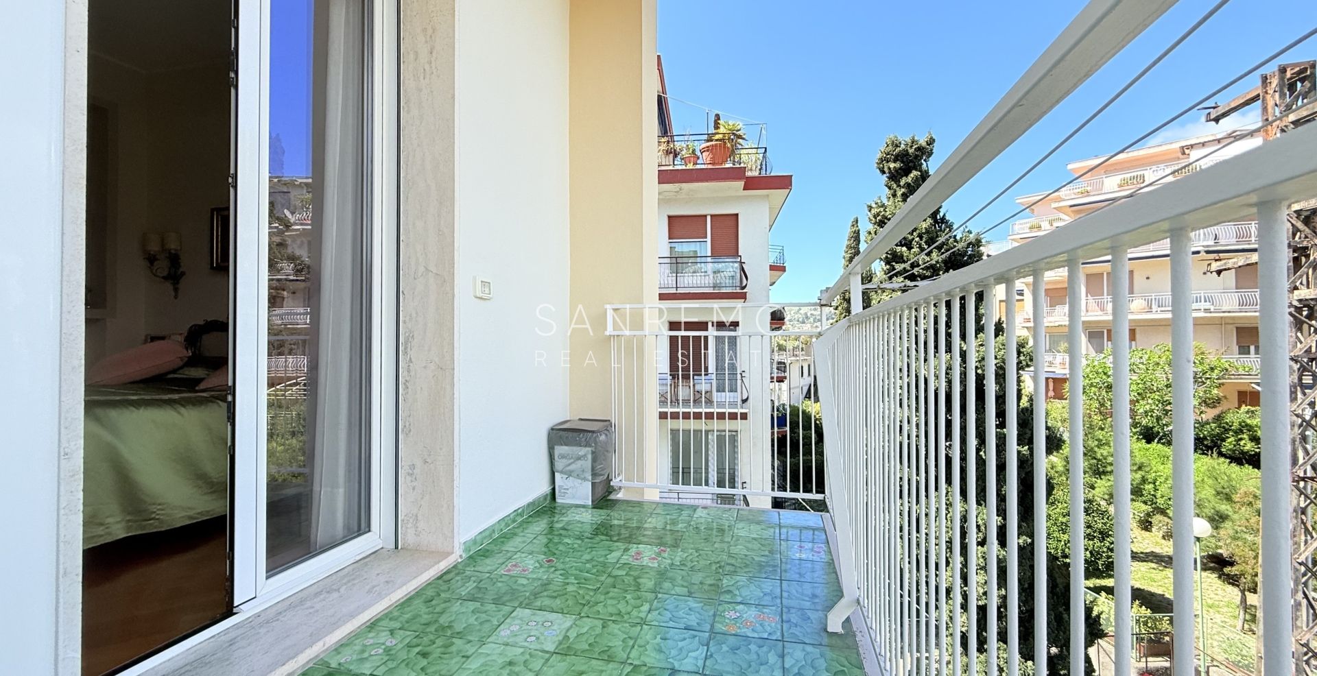 Spazioso appartamento con vista mare in pianeggiante ed elegante condominio con portineria