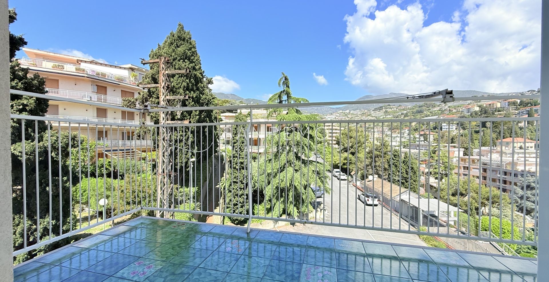 Spazioso appartamento con vista mare in pianeggiante ed elegante condominio con portineria