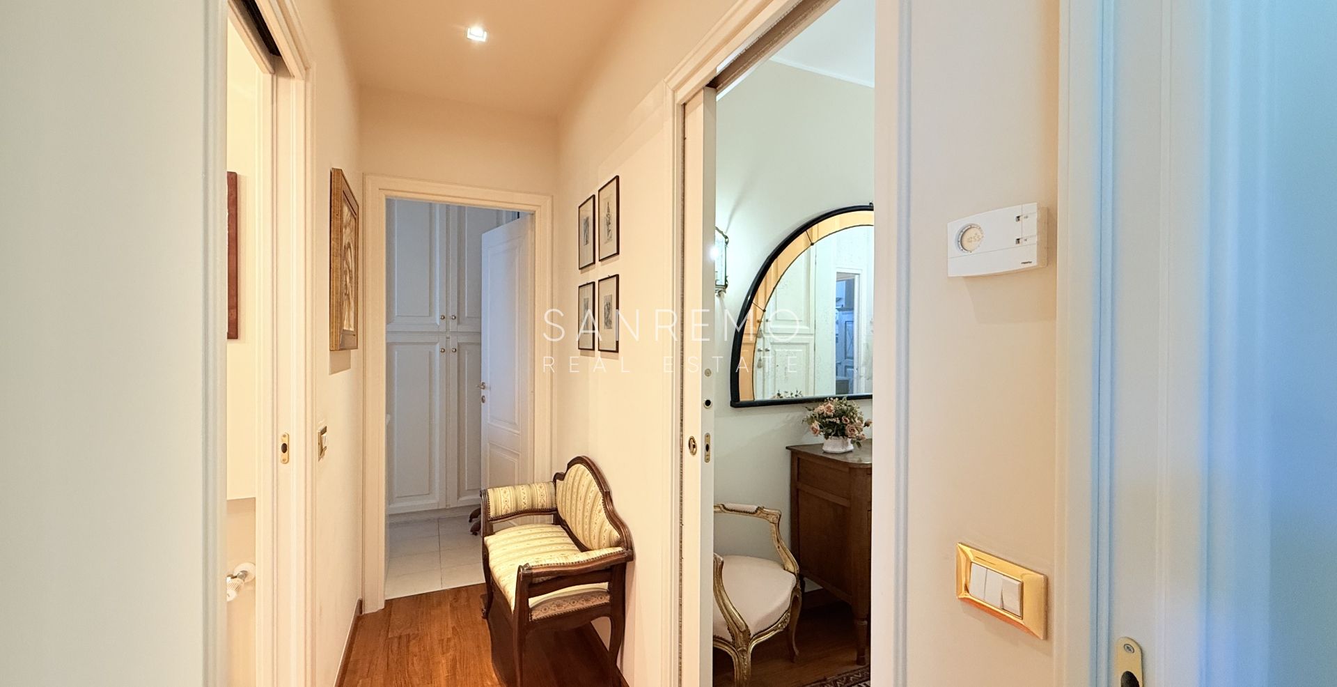 Spazioso appartamento con vista mare in pianeggiante ed elegante condominio con portineria