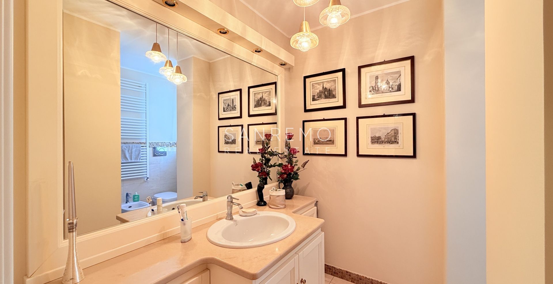 Spazioso appartamento con vista mare in pianeggiante ed elegante condominio con portineria