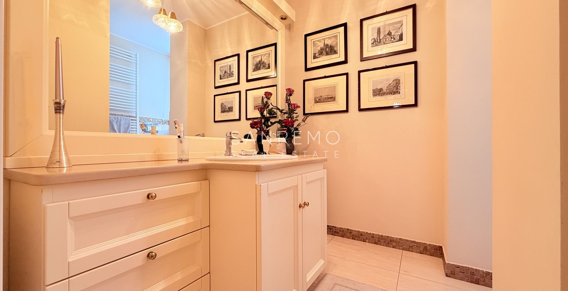 Spazioso appartamento con vista mare in pianeggiante ed elegante condominio con portineria