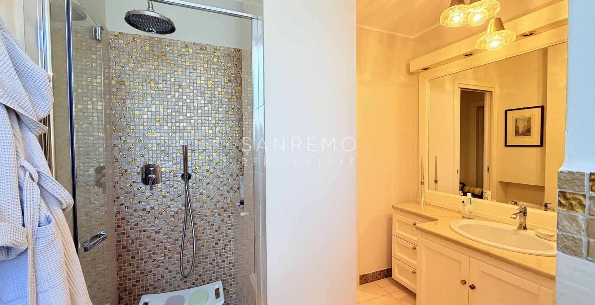 Spazioso appartamento con vista mare in pianeggiante ed elegante condominio con portineria