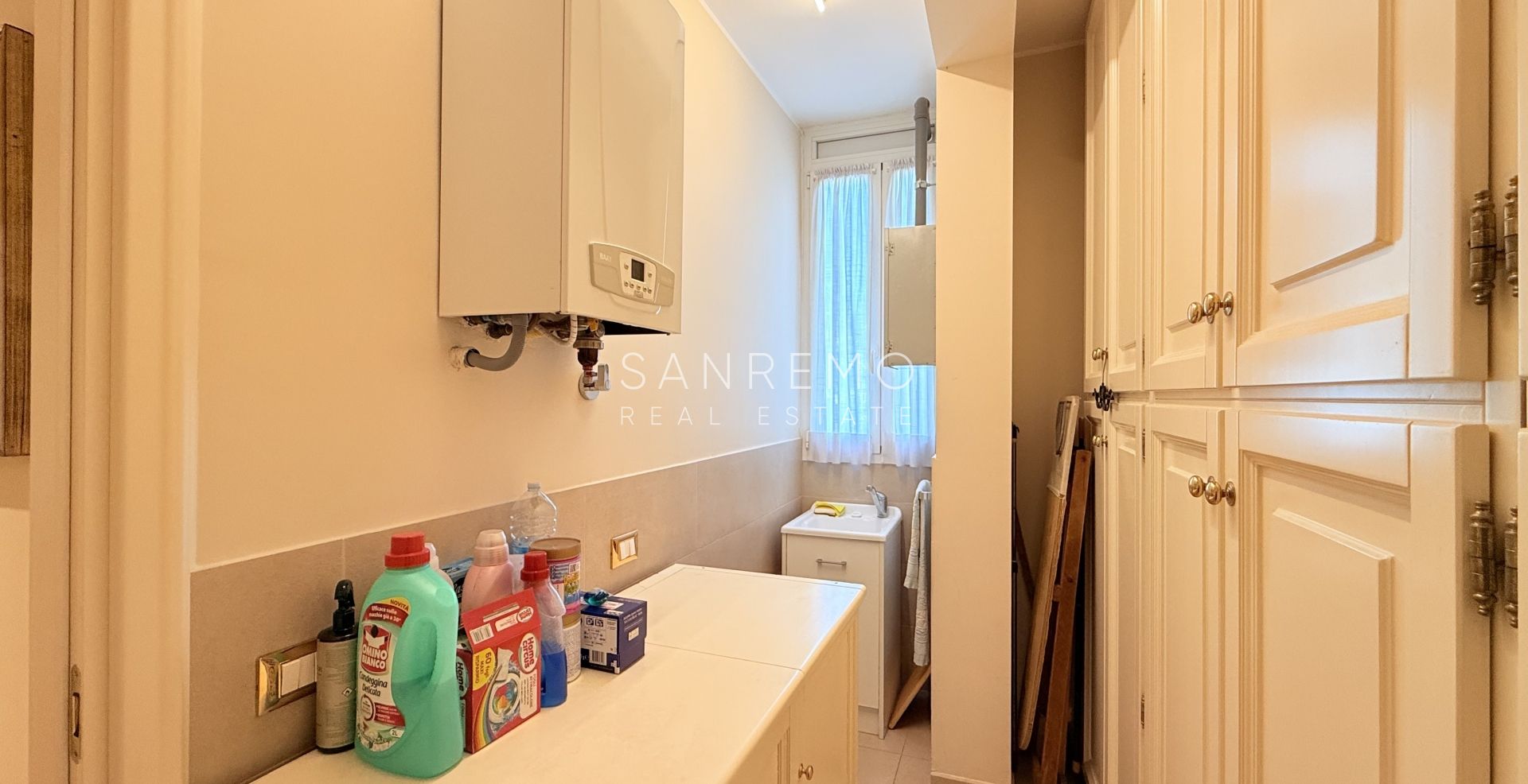 Spazioso appartamento con vista mare in pianeggiante ed elegante condominio con portineria