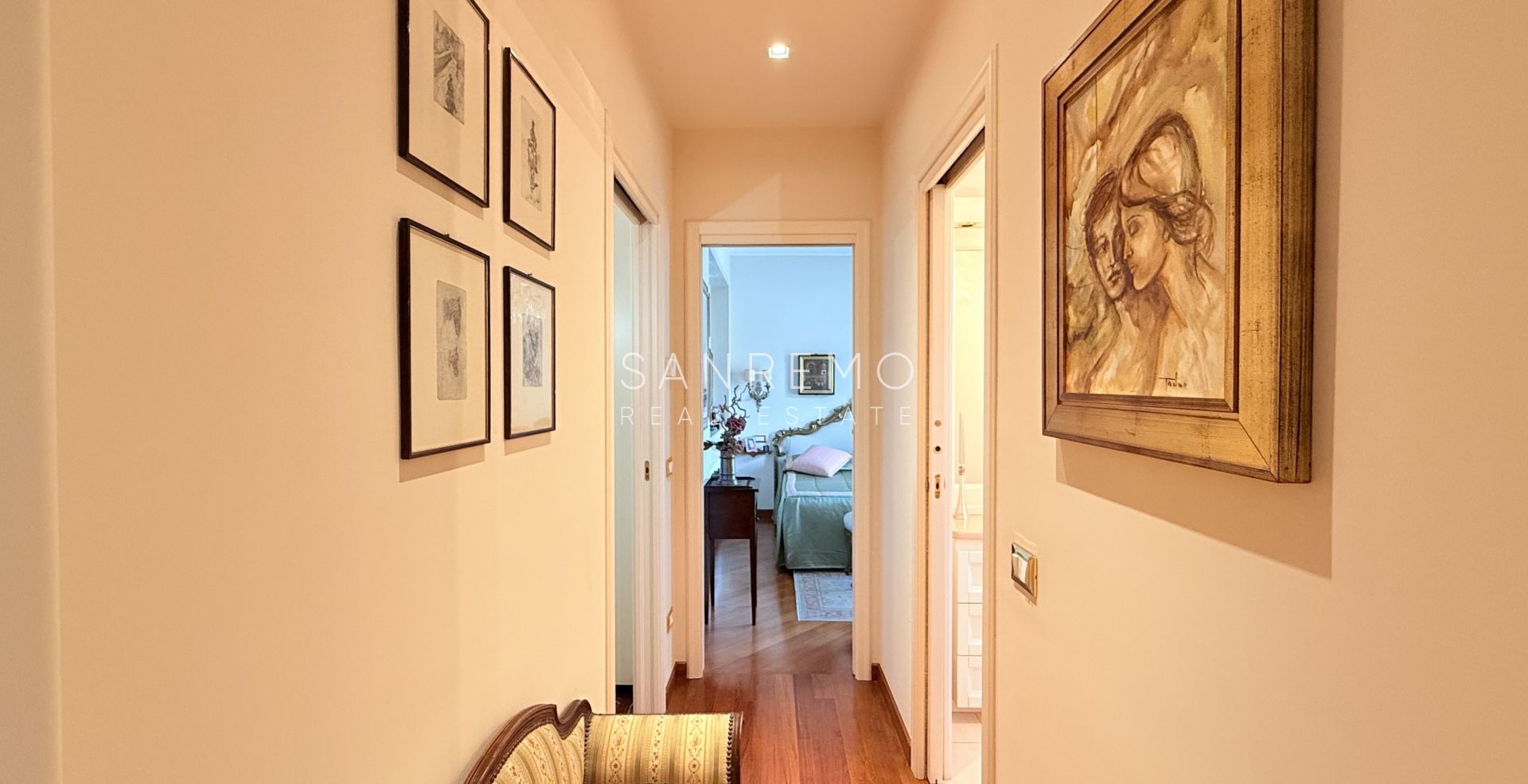 Spazioso appartamento con vista mare in pianeggiante ed elegante condominio con portineria
